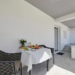 Laurus Apartment