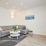 Laurus Apartment *