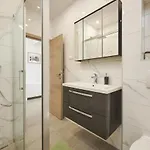 Laurus Apartment *
