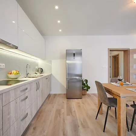 Laurus Apartment