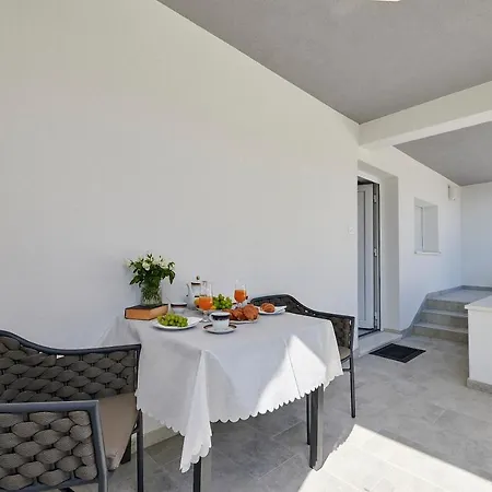 Laurus Apartment