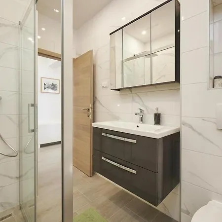 Laurus Apartment *